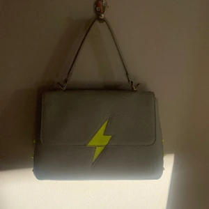 Väska - Väska i superbra skick! Säljer pga att jag inte har någon användning för den💗 Det följer med ett matchande axelremsband också!