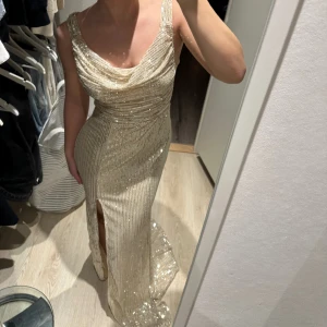 Balklänning  - Superfin balklänning! Aldrig använd❤️ Tyvärr lite för stor på mig. Går även att ta bort det draperade i ryggen, se sista bilden (Finns även fluga och näsduk i matchande färg, kontakta mig vid intresse🤗) 