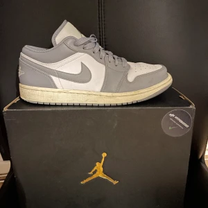 Air Jordan 1 Low - Säljer mina Air Jordan 1 Low. Köpta på Hypeboost för 2500kr. Använda under en sommar men är i bra skick ändån  Priset kan diskuteras vid snabb affär 