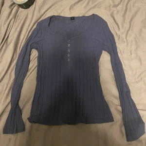 Jätte snygg henley topp - Jättefin och flattering, ger lite y2000 vibe och sitter fint. Endast använd få gånger. 