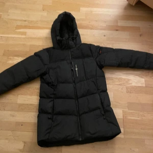  Sail racing jacka dam  - Änvänd en vinter säsong, den är i fint skick, den är varm o skön, storlek L 