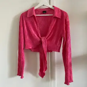 Säljer denna rosa topp köpt från Gina tricot. Stl XS. Aldrig använd 