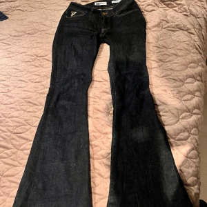 Bootcut Lois jeans - Snygga utsvängda, i mycket bra skick❤️ Nypris- 1200kr