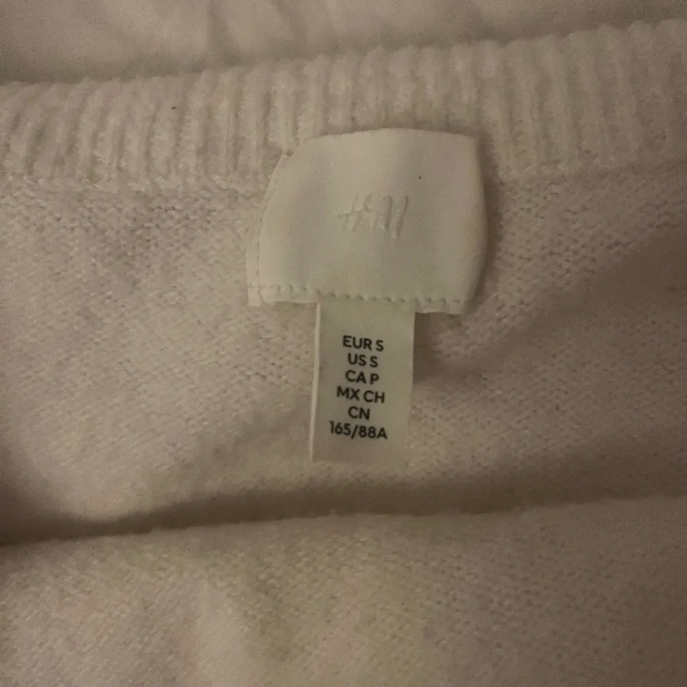 säljer denna tröjan då den inte använd längre, inga skavanker eller defekter, i princip som ny💕. Stickat.