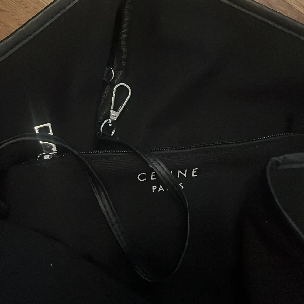 Céline paris väska, weekend bag, du får även med en liten handväska som du kan koppla in i väskan. 1:1 kopia.. Väskor.