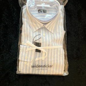 Seidensticker Shirt-Blue Striped - Blå randig skjorta från Seidensticker. Skjortan är oanvänd.