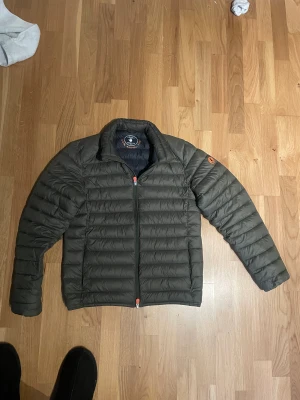 Save The Duck Jacka - Tja! Säljer nu min ”Save The Duck” Jacka. Har inga skador från tidigare användning däremot säljer jag den för att den är för liten. Skulle rekommendera att vara runt 175-180. Kan gå ner i pris vid snabb affär!  Skriv bara om några funderingar!