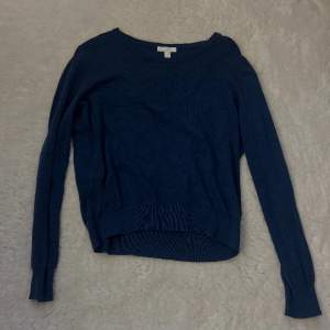 Säljer denna marinblåa stickade tröjan från h&m som inte längre kommer till användning. Storlek M men passar även mig som är s/xs. Hör av dig vid intresse eller frågor❤️