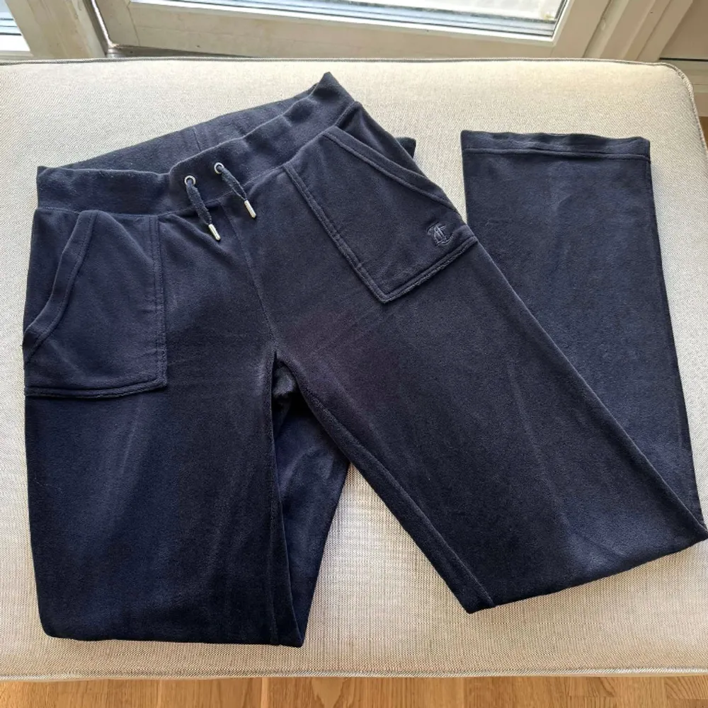 Mörkblåa mjukisbyxor från Juicy Couture i fint skick, använda 3 gånger! 🦋   . Jeans & Byxor.