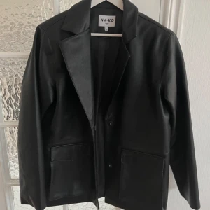 Läderjacka svart  - Läderjacka från NA-KD i storlek 38. Sprillans ny, tyvärr då den är lite för oversized för mig:( (är vanligtvis en XS)  Köpt secondhand, den förra tjejen hade inte heller använt den innan