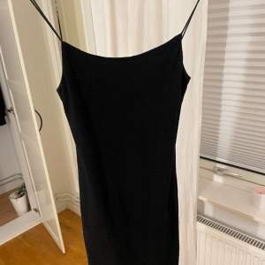 Säljer denna as snygga tajta kläning från Zara, i storlek S. Använt den fåtal gånger så den är som i nyskick! Klänningen är lite över knäna, en bra längd!🤗❤️