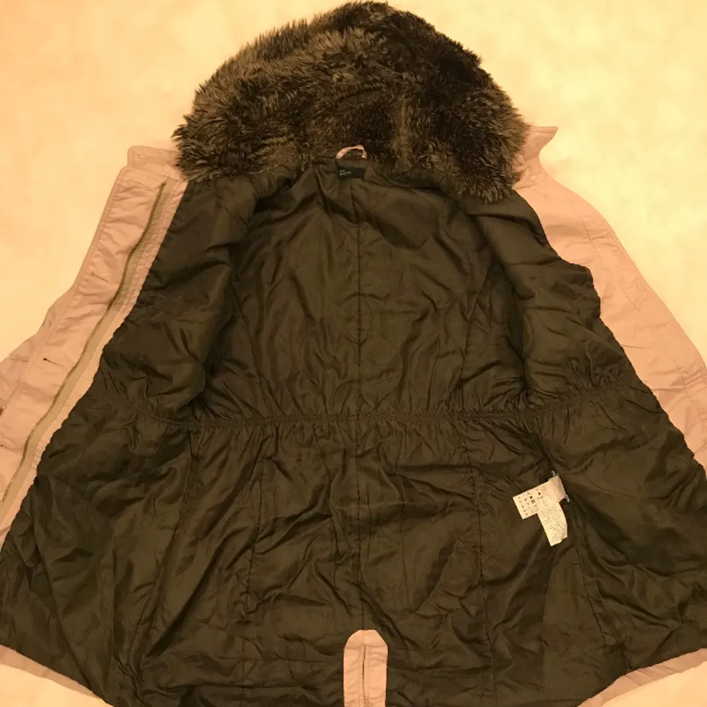 Parka in a very good condition.  Size 46, worn on 176 cm height. Good for S and M. Available for picking up in Stockholm.. Jackor.