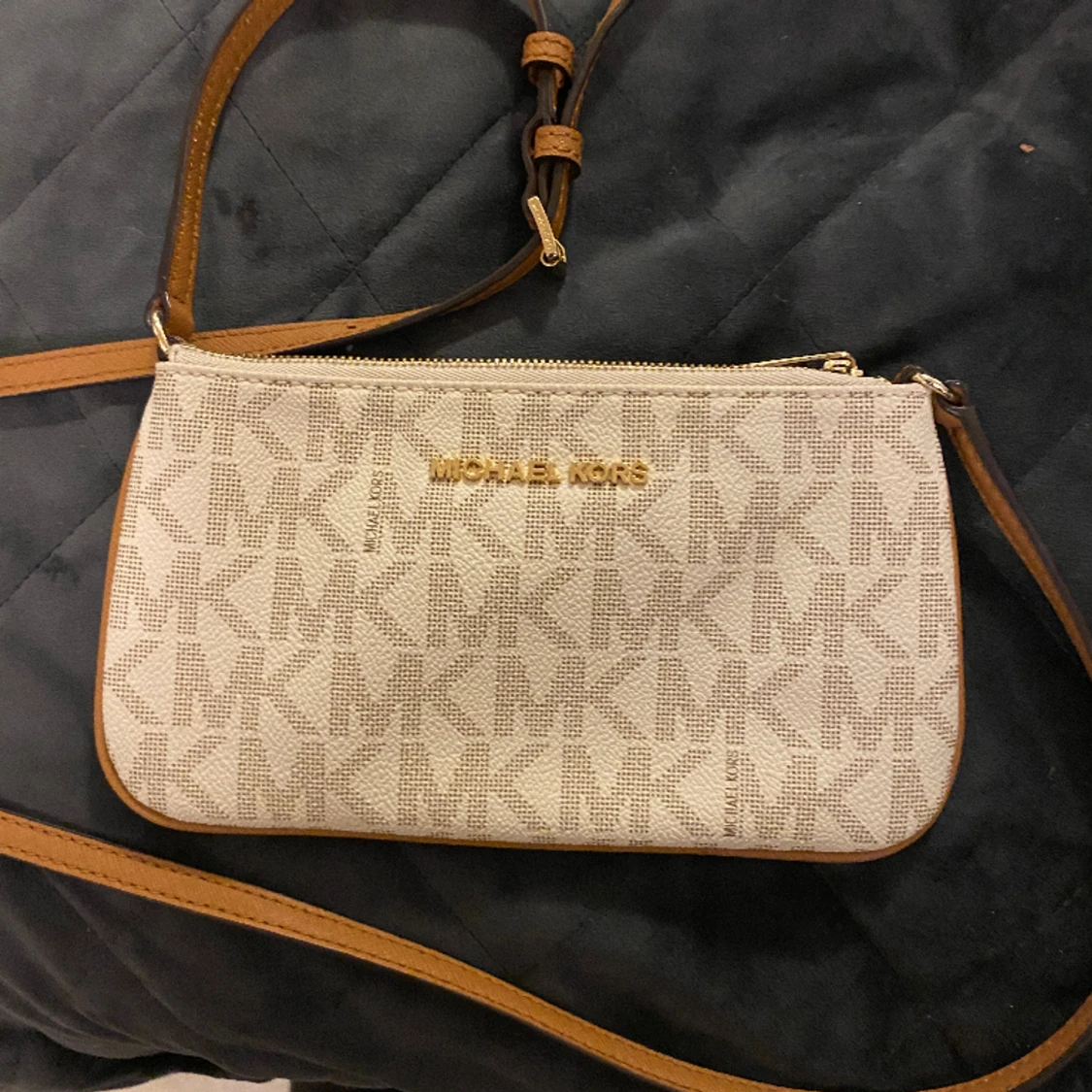 Handväska/kuvertväska av Michel Kors.