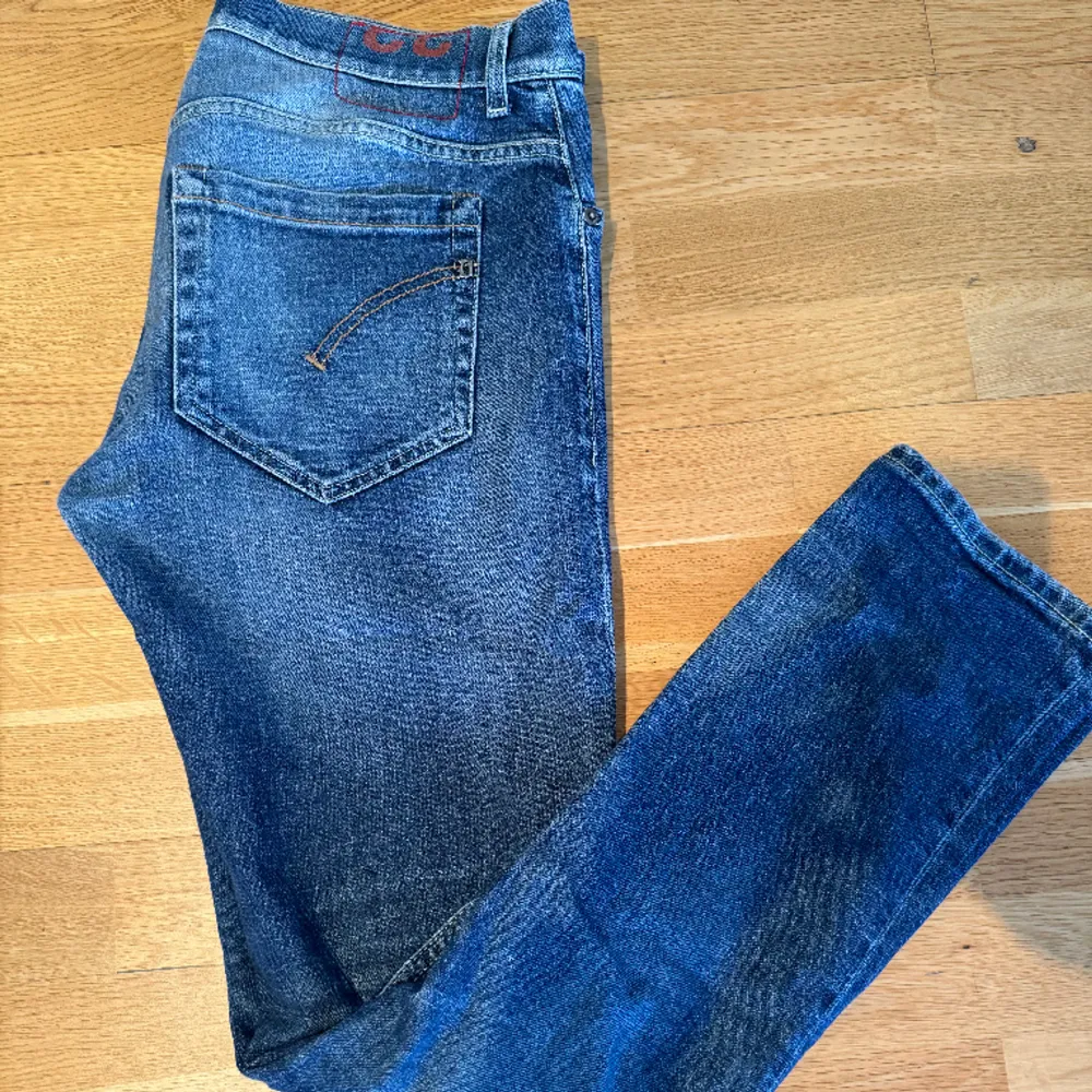 Säljer mina Dondup George slim fit jeans då de blivit för små för mig. De är inköpta på NK Göteborg och har storlek 33. Kvaliten är 7/10 och jeansen har inga märken eller synliga slitage. Var inte rädd att höra av er om ni har några frågor! . Jeans & Byxor.