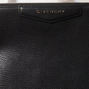 Givenchy Antigona leather clutch  - Helt ny oanvänd ,dustbag och box ingår.
