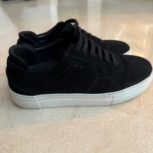 Arigato skor - Säljer mina helt nästan oanvända arigatos i storlek 37. Säljer för att de aldrig används. Köpta för 2500 i somras.🩷man får med dustbag och låda, om man vill!