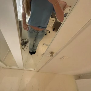 Blå stickad tröja  - Jag säljer min blå trekvartsärmade tröja eftersom att den inte har kommit till användning. Jätte bra skick och är i storlek S men passar även M och Xs💗