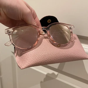 glitter solglasögon  - säljer dessa glitter solglasögon dom är välanvända men fortfarande i ett bra skick💓 säljer för 60kr 