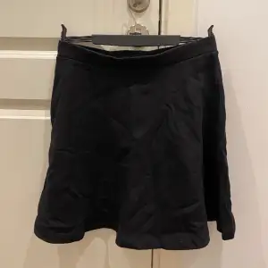 Säljer denna Ullared kjol använd några fåtal gånger säljer för 40kr strl: 170💕💕