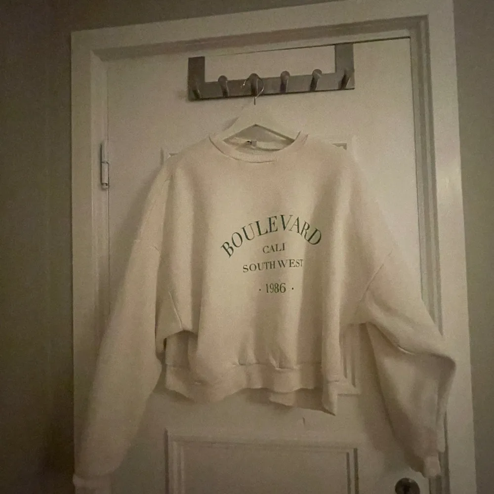 supersnygg sweatshirt från Nelly i stl xs💘 säljer då den är för liten och inte används längre 💞. Tröjor & Koftor.