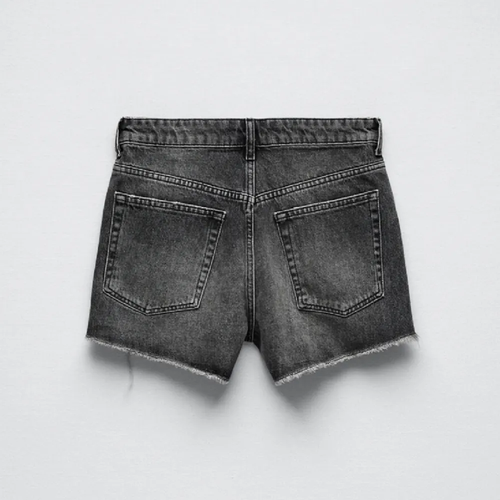 Jättesnygga basic jeans shorts, som endast är använd ca 3 gånger, ifrån Zara 💕 . Shorts.