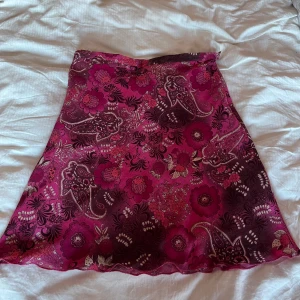 Y2K midikjol rosa blommig S - Blommig kjol i bohemiskt mönster! Strl S.