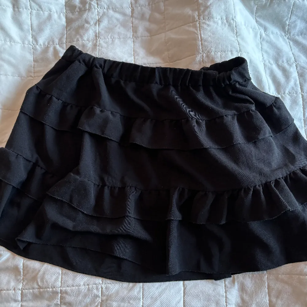 svart volangig kjol 💕  skicka en prisändring om du känner för de 🤷🏻‍♀️. Kjolar.