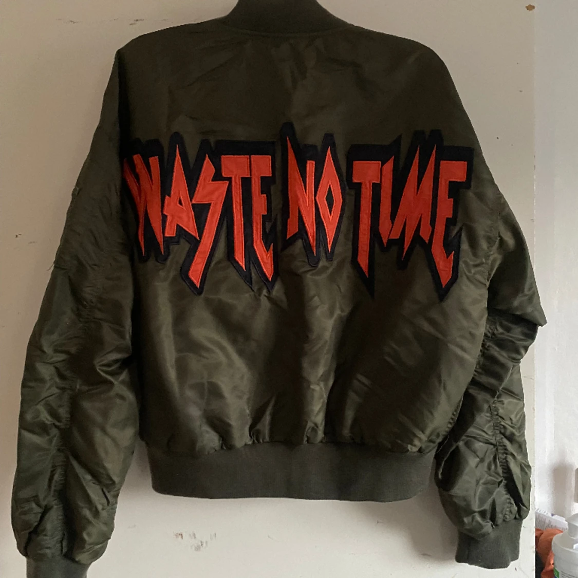 Bombajacka, helt oanvänd lappen kvar har 2 stycken denna i M och en till i L - 90