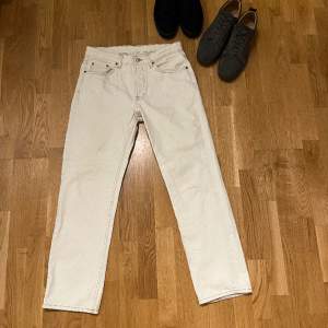 Snygga jeans från Zara i skicket 7/10, (pga liten tvättbar fläck på knät). De passar perfekt på mig som är 183! Skriv vid minsta fundering eller fråga 😁🍾