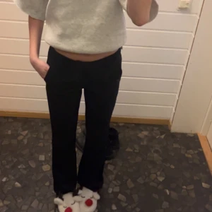 lågmidjade kostymbyxor - oanvända, lågmidjade o skit snygga! köpte för 500 kr, priset kan diskuteras💕