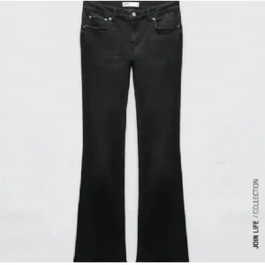 Svarta low waist bootcut  - Säljer mina jätte fina svarta bootcut byxor som är low waist och från zara😊 Dessa säljs inte längre! 