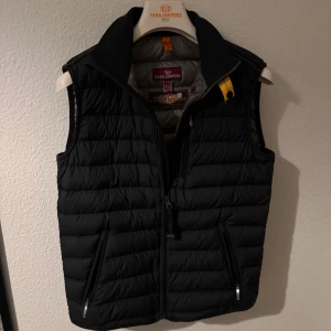 Parajumper super light weight väst  - Storlek: Y-L Skick: 9/10 Kvitto finns  Byten kan vara aktuellt 