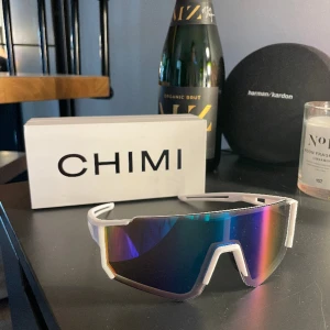 Skid brillor!!  - Säljer dessa as coola brillor som passar perfekt till afterskin! 🎿 🩵 Har 1 par kvar att sälja! Fodral tillkommer till varje par! 🩵 Helt oanvända!