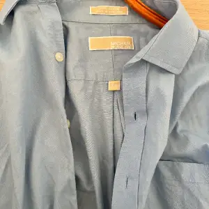 Använd 2 gånger jätte bra skick en skjorta köpt från NK för 1800kr