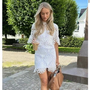 Studentklänning  - Helt oanvänd klänning med lappar kvar. Säljer då jag inte hann skicka tillbaka. Stl. L men skulle säga att det är en M. Helt slutsåld, Nypris 1.099 Pris kan diskuteras