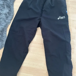 Asics byxor  - Jätte sköna och fina asics byxor bra skick 