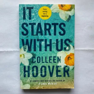 It starts with us. Bok av Colleen Hoover - Uppföljaren till "it ends with us"