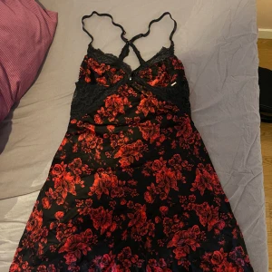 Nattlinne - Jätte fin❤️ ser ut som ny! Vet inte vilken storlek men skulle gissa på xs till A och B kupa😍 den går ner till innan knäskålarna 