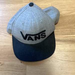 Säljer min vans keps då den inte kommer till användning längre. Använd ganska mycket men fortfarande rätt så bra skick. Köpt för cirka 350 kr. Hör av dig vid frågor eller fler bilder. Pris kan diskuteras. Kan även mötas upp i Solna eller nära ort. 