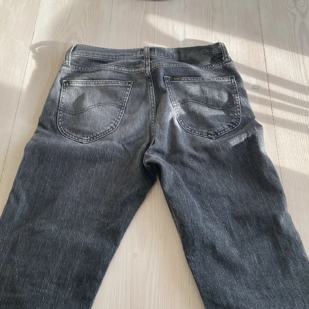 Säljer ett par lee jeans. Modell: West W28 L32 Inga defekter, fint skick.. Jeans & Byxor.