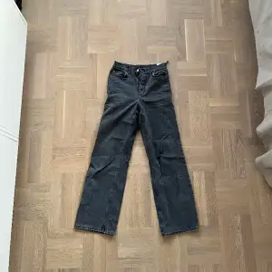 Högmidjade jeans i snygg grå färg på Dr Denim 🩶En hälla på jeansen har gått av i sömmen men borde vara lätt att sy på! Storlek 26/32 men lite kortare i modellen