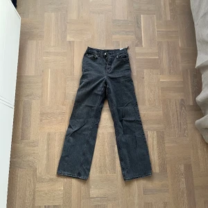 Gråa högmidjade jeans - Högmidjade jeans i snygg grå färg på Dr Denim 🩶En hälla på jeansen har gått av i sömmen men borde vara lätt att sy på! Storlek 26/32 men lite kortare i modellen