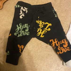 Bebis byxor - Alla byxorna är i storlek 50-56❣️.