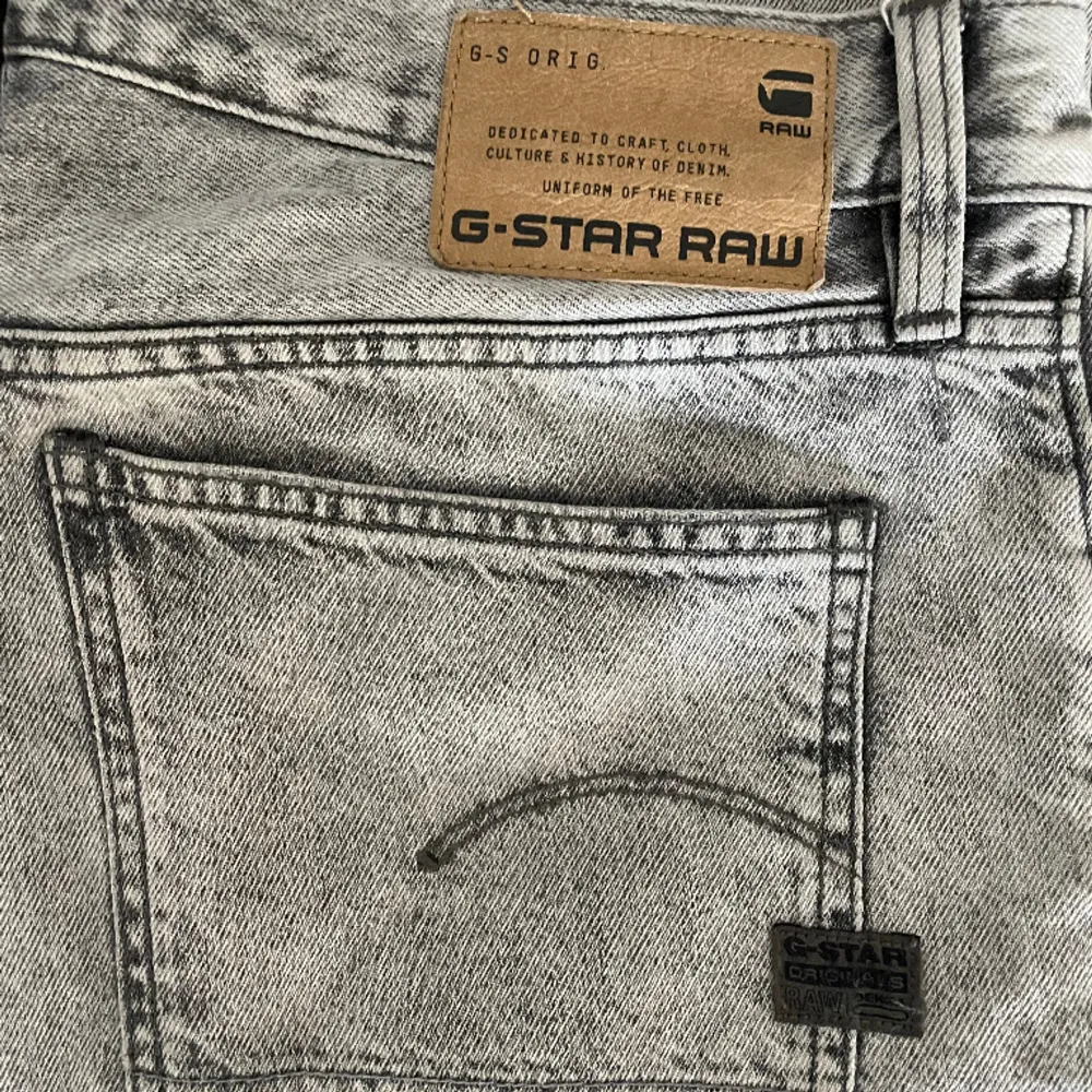 Säljer dessa G-star Raw jeans | Vid fler frågor eller intresse hör gärna av er!. Jeans & Byxor.
