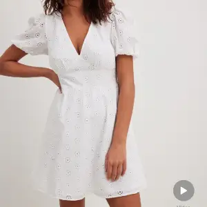Säljer denna vita klänning från NA-KD i strl 34! Klänningen är oanvänd och prislappen sitter kvar. Perfekt studentklänning!🤩