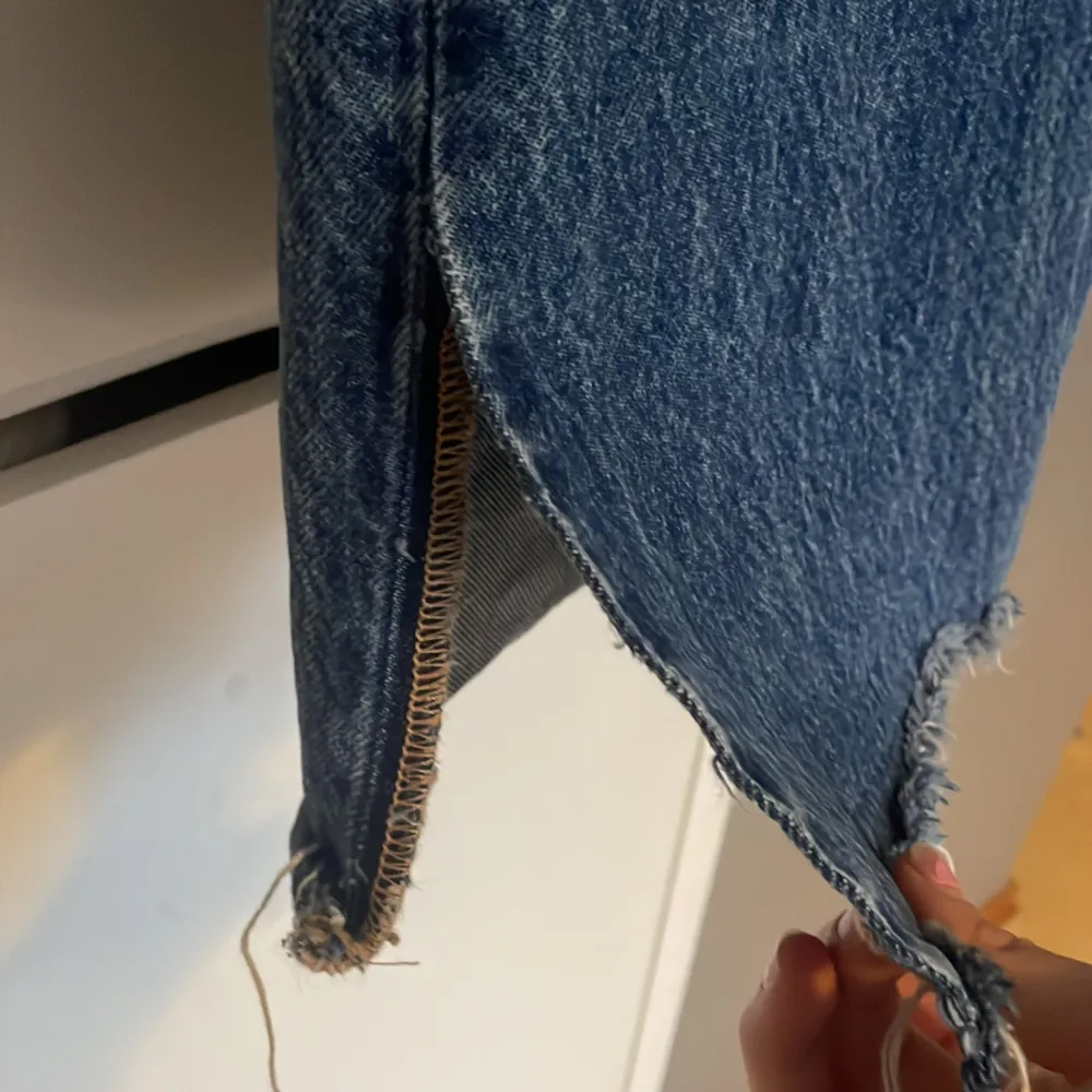 Klippt slits i jeansen och längden är lite kortare. Orginal storleken är 34.  Slitna mellan benen, arnas jättefina sköna jeans. . Jeans & Byxor.
