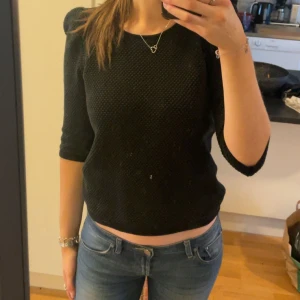 Tröja med puff ärm - Säljer denna jätta fina tröja med puff armar från COS i storlek S  Säljer pågrund av ej andväning Skicka för fler bilder📷😇
