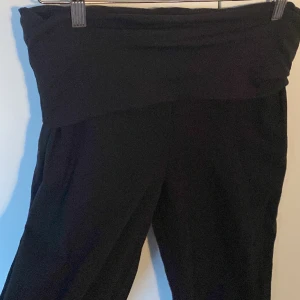 Svarta lululemon - Svarta lululemon byxor💖byxorna är långa och är väldigt vida. De är inte bootcut!!