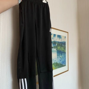 Addidas byxor - Addidas byxor strl 13-14 år 