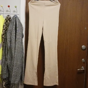 Byxor - Kostymbyxor/leggins i modellen bootcut. Helt oanvända säljer pga att dem inte kommer till användning. Storlek S. Byxorna har slits på benet och är mer som leggins. Köparen står för frakten!